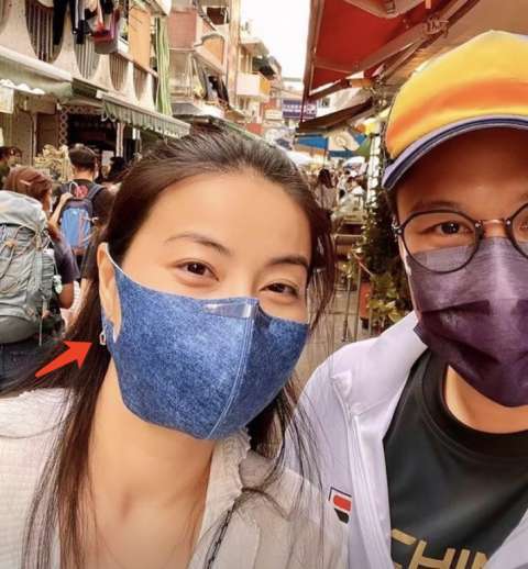霍启刚陪老婆逛小吃街甜蜜合照 郭晶晶戴耳环造型精致