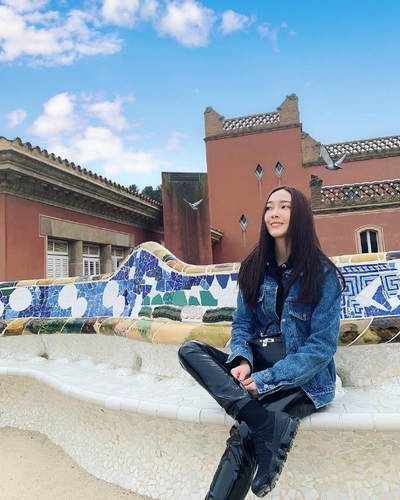 郑秀妍晒旅行美照 牛仔衣黑皮裤潮范儿十足