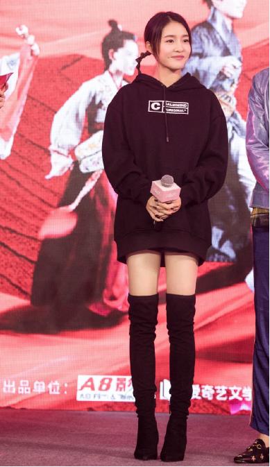 英俊少女曾梦雪帅气亮相《大周小冰人》开播发布会