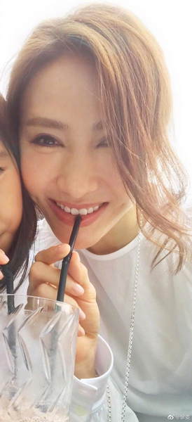 黎姿晒和女儿合照 露出迷人梨涡