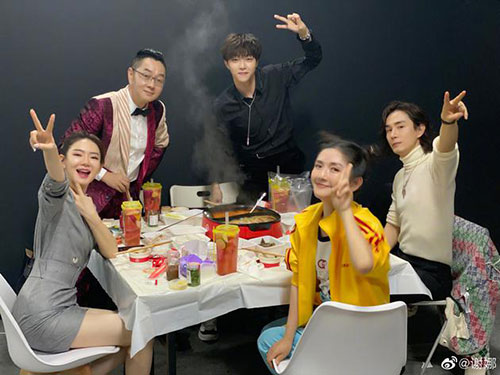 谢娜录节目晒合照 与戚薇陈立农等吃火锅超欢乐