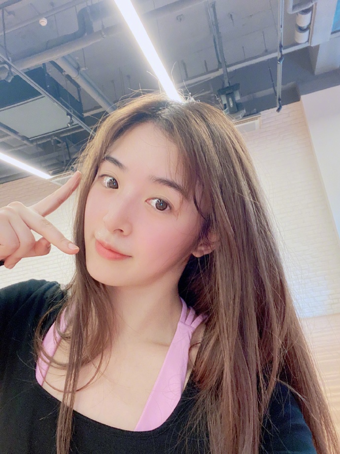 张含韵元宵节晒美照 粉红吊带大摆Pose