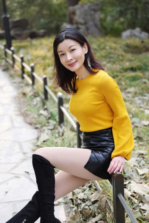 演员钟小丹绚丽初冬生活写真 气质优雅尽显魅力