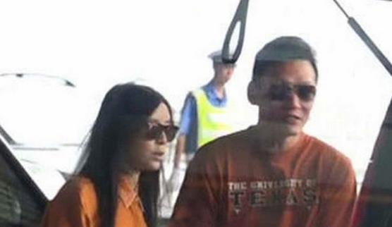 张静初与男友甜蜜现身 获贴心“护头”超受宠