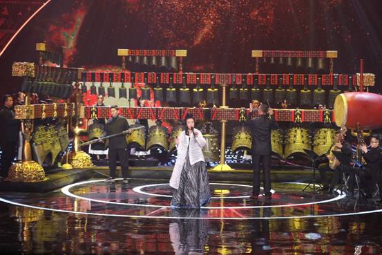 龚琳娜老锣夫妇奏响“王者之声” 《经典咏流传》800年古琴再现“高山流水”