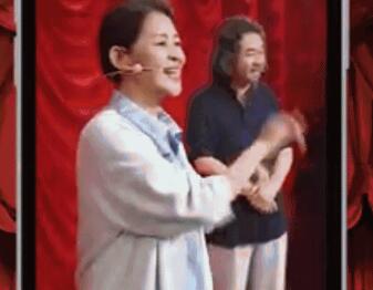 倪萍表演流行歌曲 眼神动作到位展现反差萌