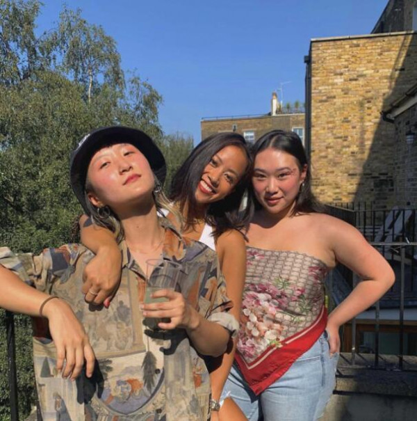 林忆莲女儿晒近照 丝巾做上衣造型风格欧美化