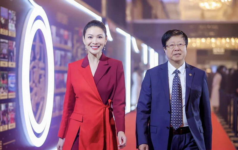 栗坤坦言不论从事什么行业 公益事业始终不变