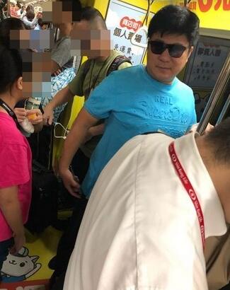 网友曝搭地铁偶遇胡瓜 楼下狂喊“是阿信”