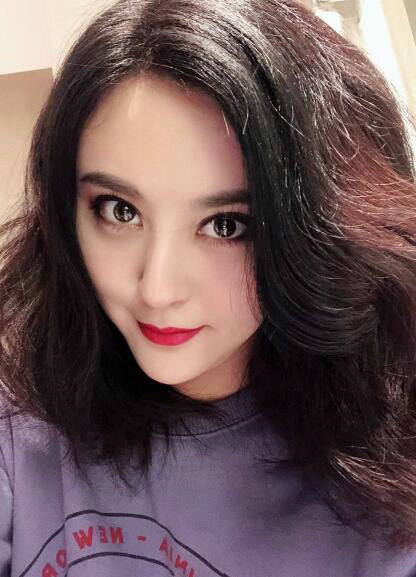 时尚女王甘露“凌波微步”式自拍抓人眼球
