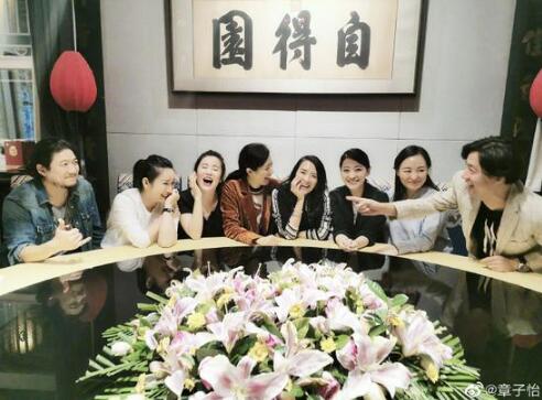 章子怡懒理生子传闻 晒与秦海璐梅婷合影巧遮肚子