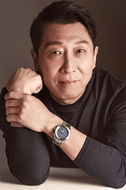 韩童生受邀担任学院奖评委 与斯琴高娃颁发最佳主角奖