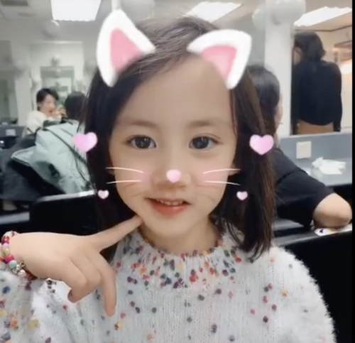 多妹玩猫咪滤镜大眼水灵 遗传黄磊孙莉颜值高