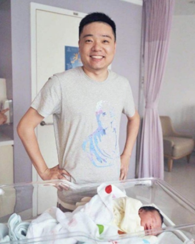 丁俊晖晒爱女儿照片笑容超幸福 网友帮孩子取名操碎了心