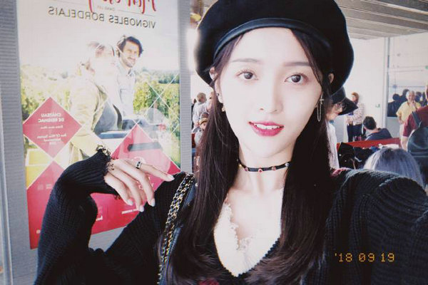 吴宣仪晒九宫格美照蛮腰微露 贝雷帽配马丁靴超时尚