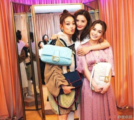 蔡卓妍晒与阿娇容祖儿工作照 好姐妹工作现场亲密互动
