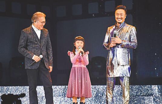 郑中基三代同堂场面温馨 自称麻烦谢妻持家有道