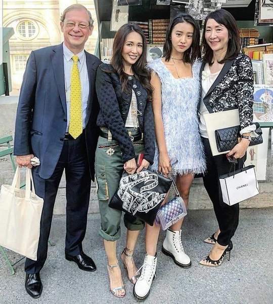工藤静香巴黎时装周与女儿同框 却在拍照时被踩到了脚