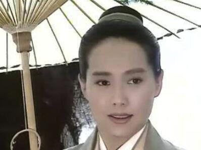 女星换上男装谁更“帅”,吴君如秀起腹肌,林青霞最有气质!