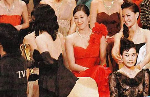 邓萃雯谈被指与佘诗曼不和:我散光 被白眼也不知